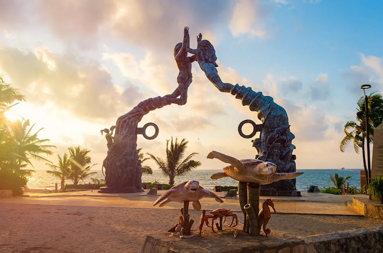 Playa del Carmen : plage de sable clair, mer turquoise et cocotiers